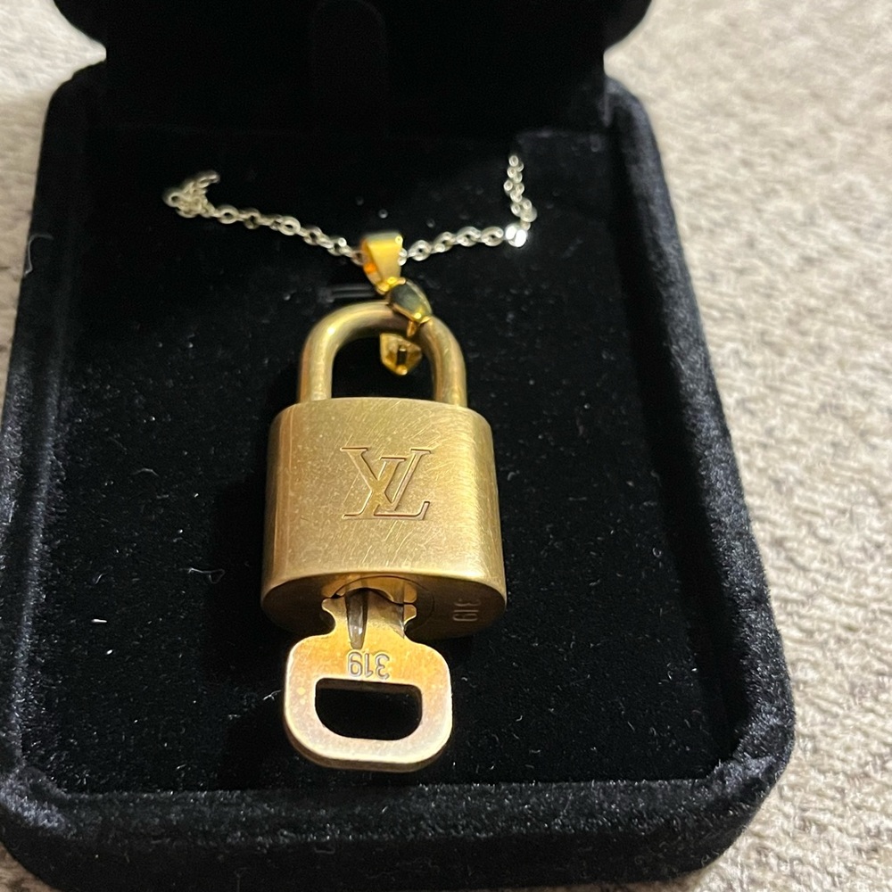 Louis Vuitton lock and key necklace. 18” long. Lock number 319. - Picture 6 of 8